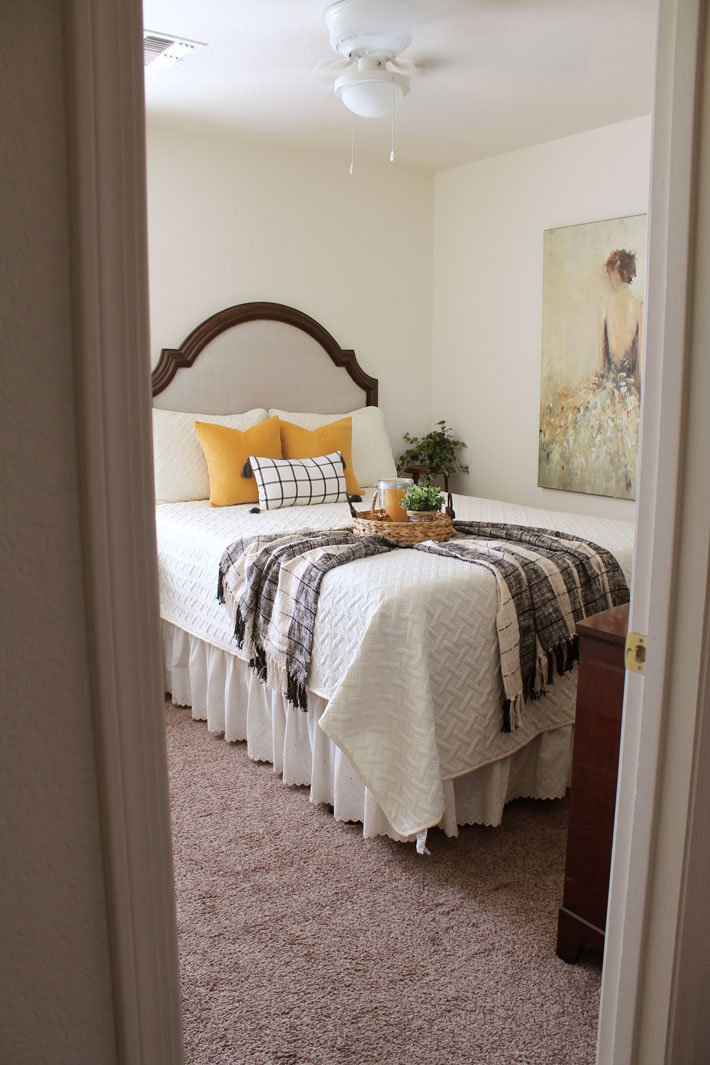 Easily Transition Summer To Fall – Guest Bedroom